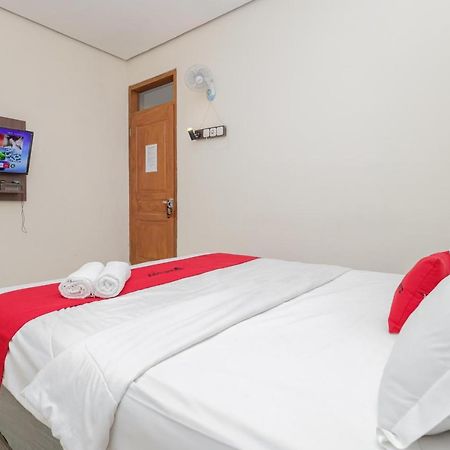 Готель Reddoorz At Wr Supratman Batu Бату Екстер'єр фото